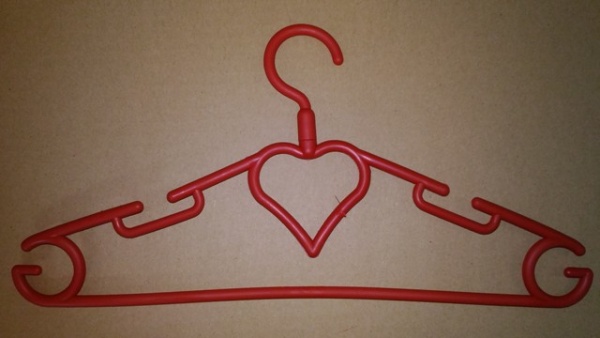 Detskaya_veshalka_dlya_odezhdy_KRASNAYa