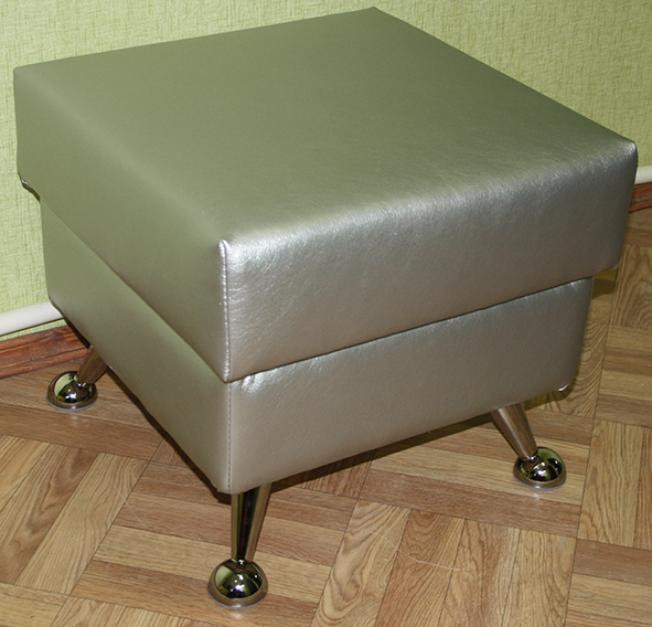 pufik-na-nozhkah-450h450h440-mm-podushka-14-sm-zhestkij-karkas-na-hromirovannyh-oporah