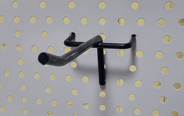 kryuchok-odinarnyj-dlya-perforacii-d-5mm-dlina-100mm-cvet-chernyj-shag-50mm