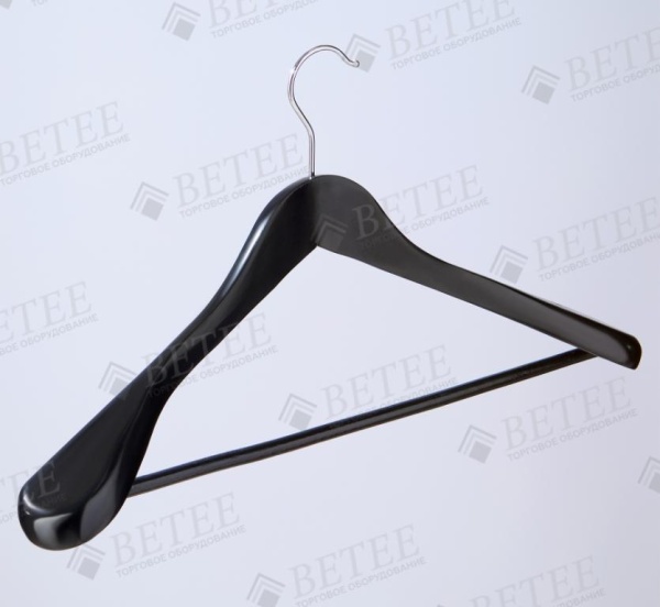 veshalka_iz_dereva_dlya_odezhdy