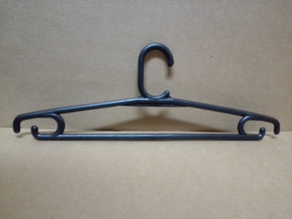 veshalka-podrostkovaya-dlya-odezhdy-330mm-plastikovaya-chernaya_01