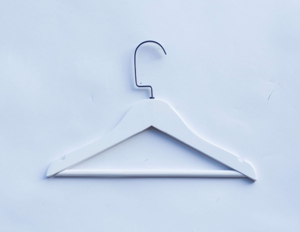 вешалка-детская-деревянная-белая-с-черным-крючком-с-перекладиной-320мм-3205Ч