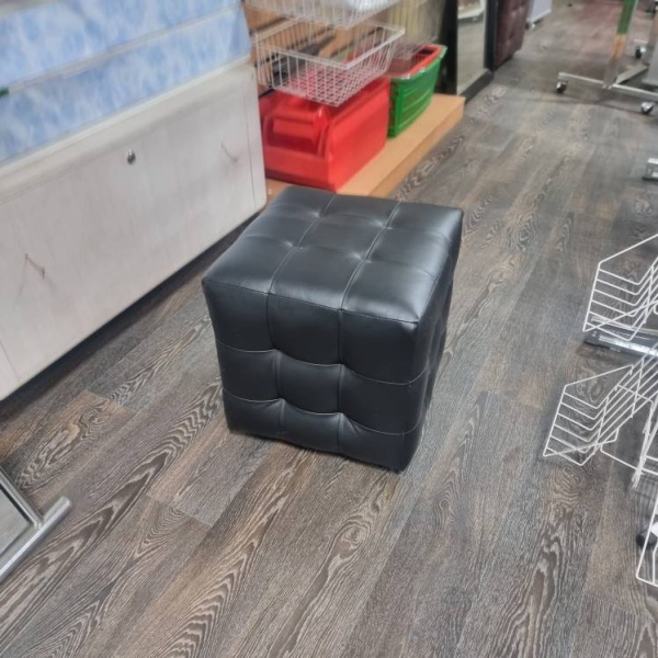 pufik-banketka-myagkij-chernyj-400-400-400mm