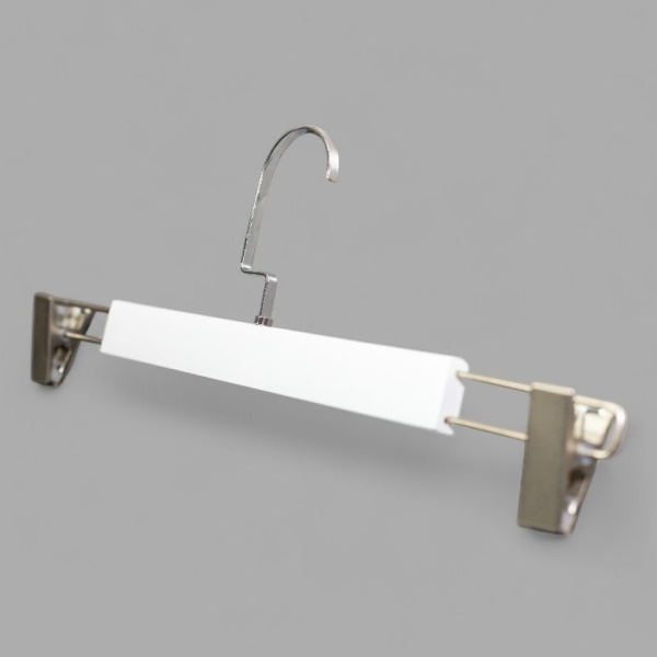 veshalka-derevyannaya-s-zazhimami-dlya-bryuk-belaya-hrom-370mm-av370