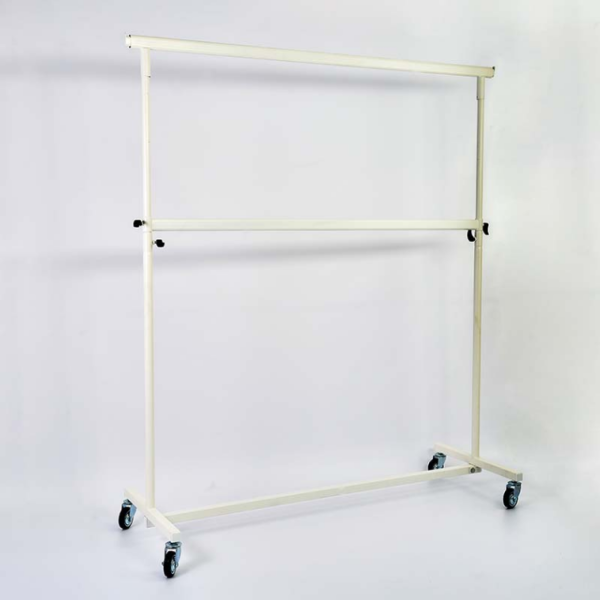 rejl-dlya-odezhdy-na-kolesah-veshalo-cvet-belyj