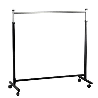 veshalo_napol'noe_odnoyarusnoe_dlya_odezhdy