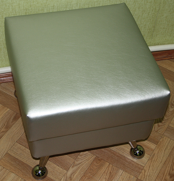 pufik-na-nozhkah-450h450h440-mm-podushka-14-sm-zhestkij-karkas-na-hromirovannyh-oporah_01