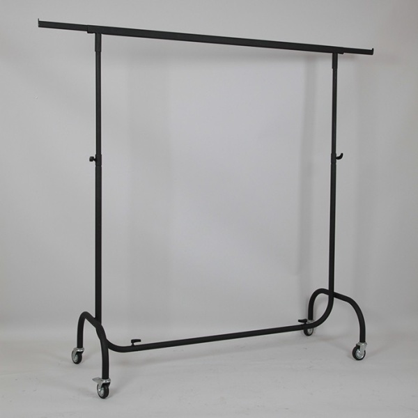 veshalka-stojka-na-kolesah-l-1450-2100mm-napolnaya-cvet-chernyj-h-1100-1800mm