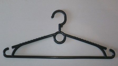 veshalka-plastikovaya-dlya-odezhdy-400mm-cvet-chernyj-krutyashchijsya-kryuchok_03