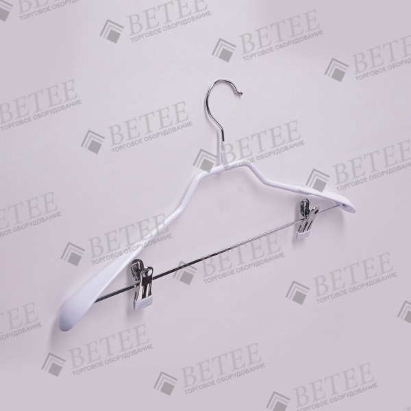 veshalka-metallicheskaya-prorezinennaya-s-prishchepkami-i-perekladinoj-l-440mm-a026-bel