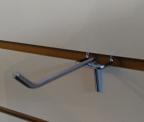 kryuchok-dlya-ehkonompanelejj