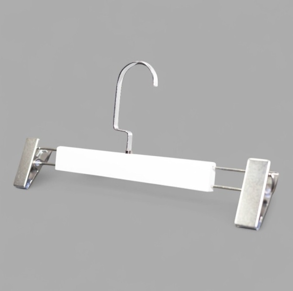 veshalka-derevyannaya-s-zazhimami-dlya-bryuk-belaya-hrom-320mm-av320