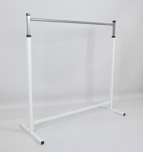 veshalo_napol'noe_odnoyarusnoe_dlya_odezhdy