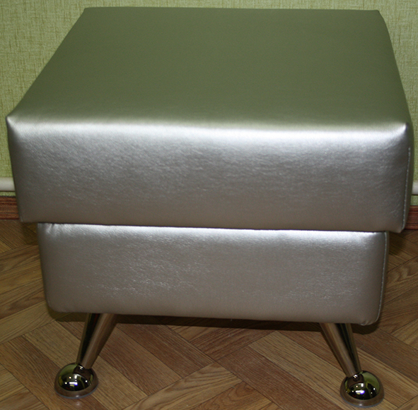 pufik-na-nozhkah-450h450h440-mm-podushka-14-sm-zhestkij-karkas-na-hromirovannyh-oporah_02