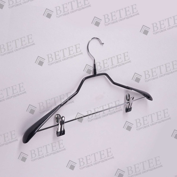 veshalka-metallicheskaya-prorezinennaya-s-prishchepkami-i-perekladinoj-l-440mm-a026-chern