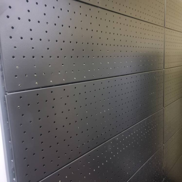 perforaciya-nastennaya-metallicheskaya-2000h1200mm-cvet-chernyj_04