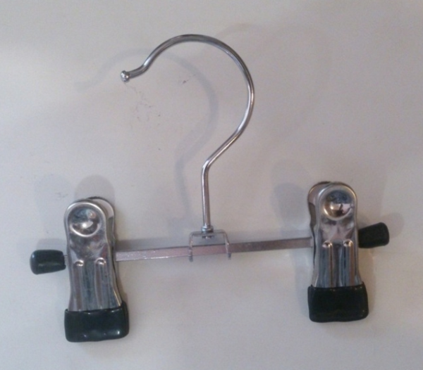 veshalka_dlya_odezhdy_s_zazhimami_A016_01