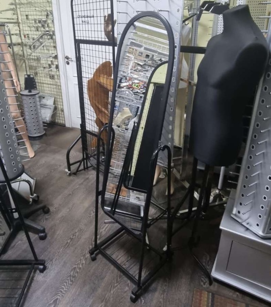 zerkalo-napol'noe-na-kolesah-01