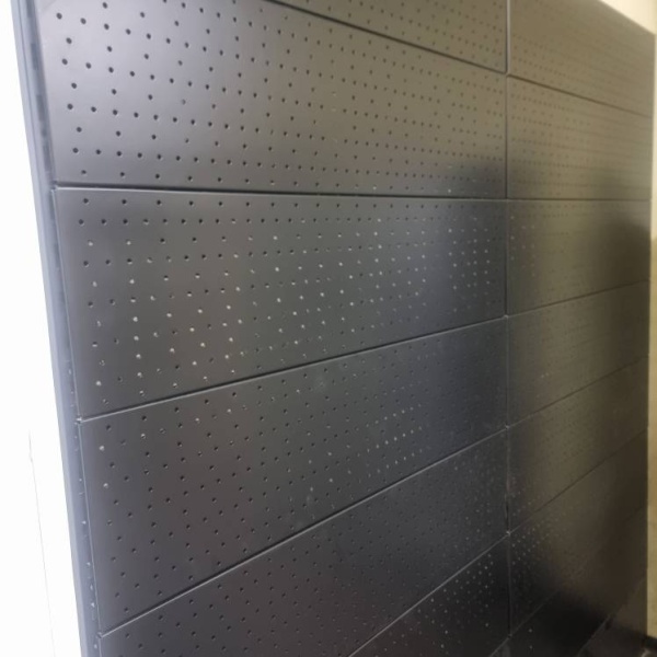 perforaciya-nastennaya-metallicheskaya-2000h600mm-cvet-chernyj_03