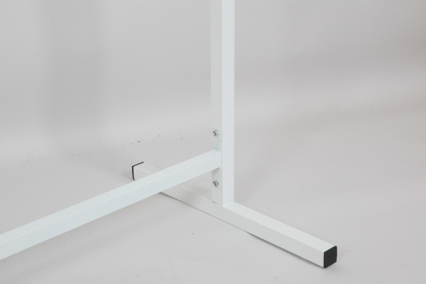 veshalo_napol'noe_odnoyarusnoe_dlya_odezhdy_01