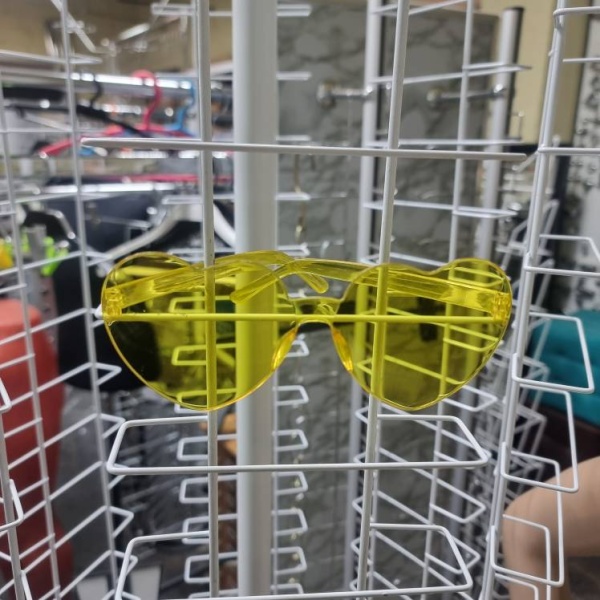 stojka-dlya-ochkov-napol'naya-belaya-bez-zamka_02