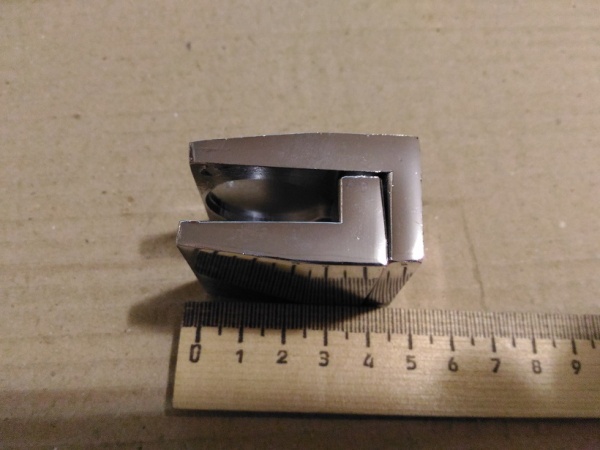 Derzhatel-paneli-ili-stekla-k-stene4