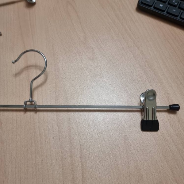 veshalka-dlya-odezhdy-s-zazhimami-400mm-a019_02