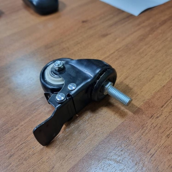 koleso-s-boltom-m10-chernaya-rezina-4064050_01