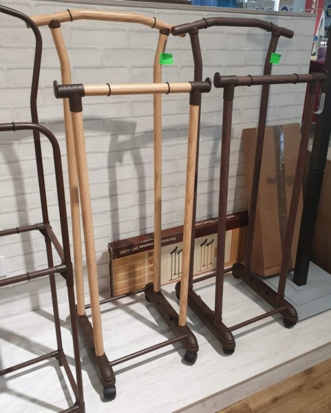 veshalka-napol naya-dlya-kostyumov-na-kolesah-04