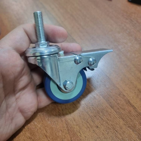 koleso-povorotnoe-s-boltom-m10-d-50mm-seraya-rezina-s-tormozom_01