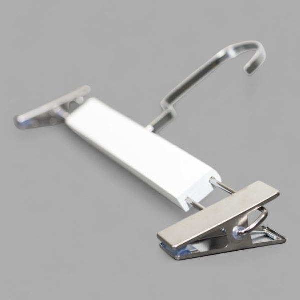 veshalka-derevyannaya-s-zazhimami-dlya-bryuk-belaya-hrom-370mm-av370_03