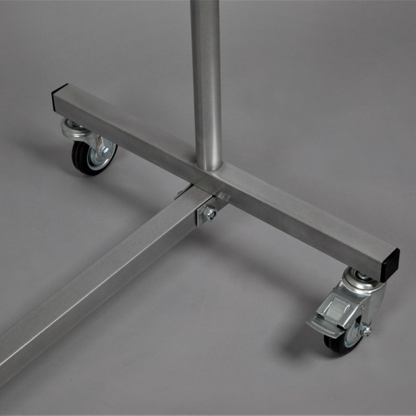 rejl-na-kolesah-dlya-odezhdy-seryj-ST063-03