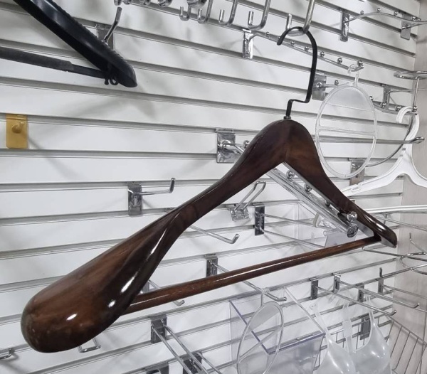 veshalka-iz-dereva-dlya-odezhdy-dlina-450mm-cvet-temnoe-derevo-kryuchok-chernyj_02