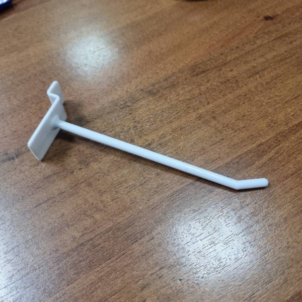 kryuchok-dlya-ekonompanelej-plastikovyj-belyj-150mm-d-5mm_02