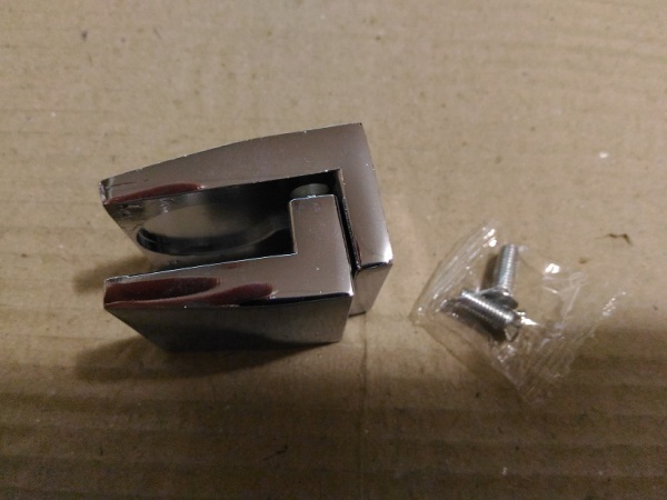 Derzhatel-paneli-ili-stekla-k-stene3