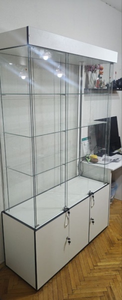 vitrina_torgovaya_steklyannaya_02