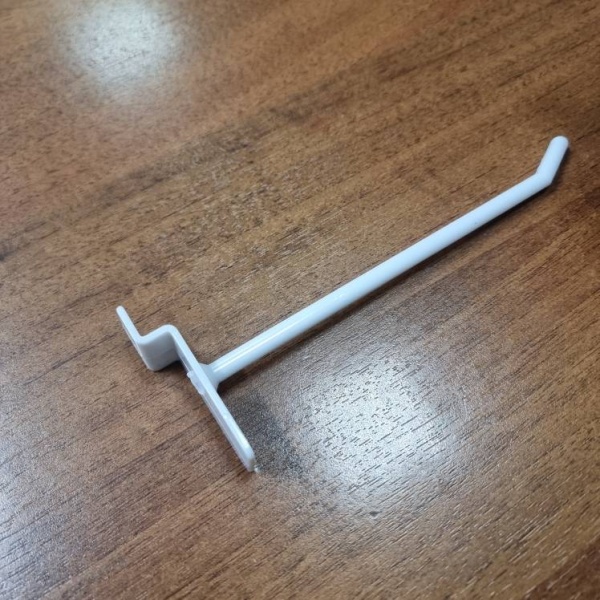 kryuchok-dlya-ekonompanelej-plastikovyj-belyj-150mm-d-5mm_03