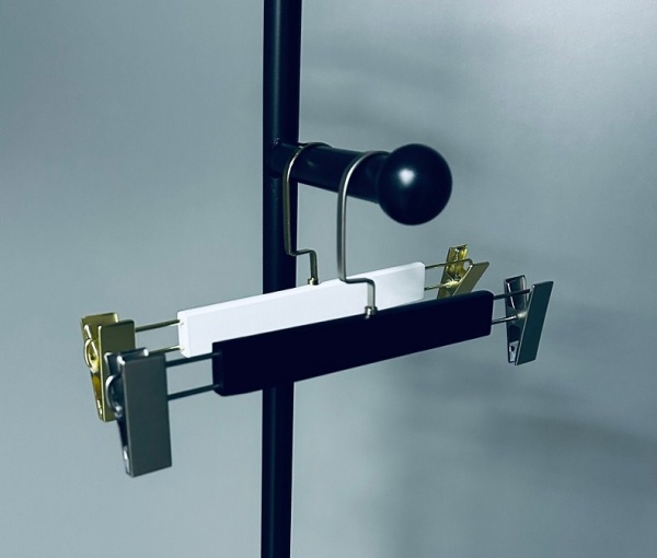 veshalka-derevyannaya-s-zazhimami-dlya-bryuk-belaya-hrom-320mm-av320_01