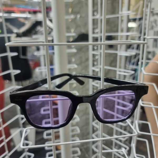 stojka-dlya-ochkov-napol'naya-belaya-bez-zamka_01