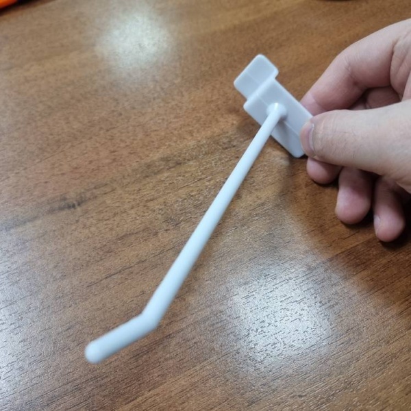 kryuchok-dlya-ekonompanelej-plastikovyj-belyj-150mm-d-5mm_01