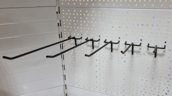 kryuchok-odinarnyj-dlya-perforacii-d-5mm-dlina-100mm-cvet-chernyj-shag-50mm_01