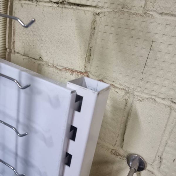 stojka-stellazha-torgovogo-pristennaya-2150-500mm-cvet-belyj-l-obraznaya_02