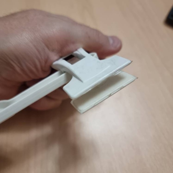 veshalka-dlya-bryuk-s-zazhimami-plastik-dlina-210mm-uv07210_03