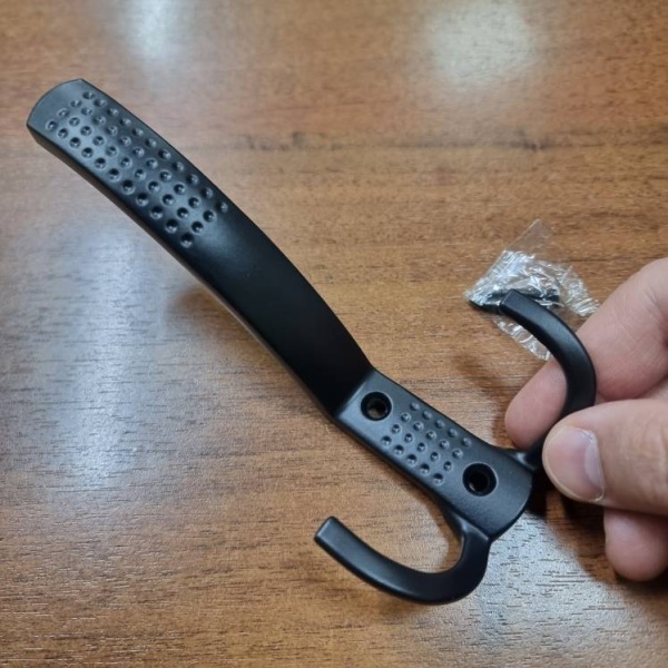 kryuchok_nastennyj_v_tochku_chernyj_V49_01