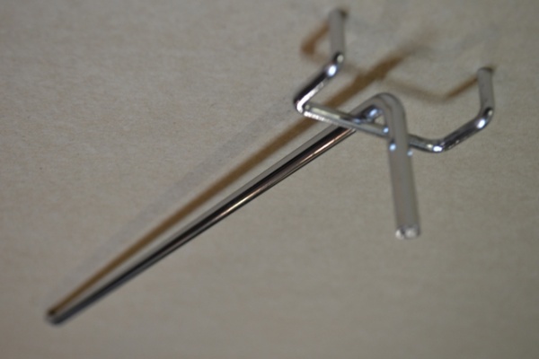 kryuchki-dlya-perforirovannyh-stenok-hrom-150mm-shag-50mm-D003-02