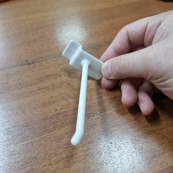 kryuchok-dlya-ekonompanelej-plastikovyj-belyj-100mm-d-6mm_01