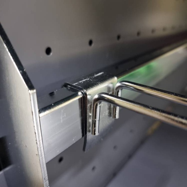 kryuchok-dvojnoj-100mm-na-pryamougolnuyu-trubu-30h15mm-hdpa300_03