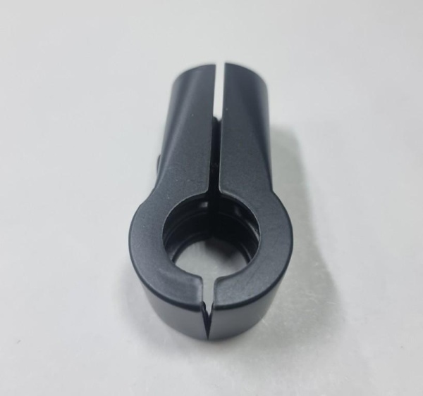 Krepezh_odnoplechij_usilennyj_chernyj_k_trube_01