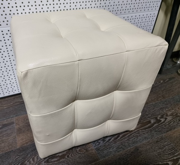 pufik-myagkiy-bezhevyy-kvadratnyy