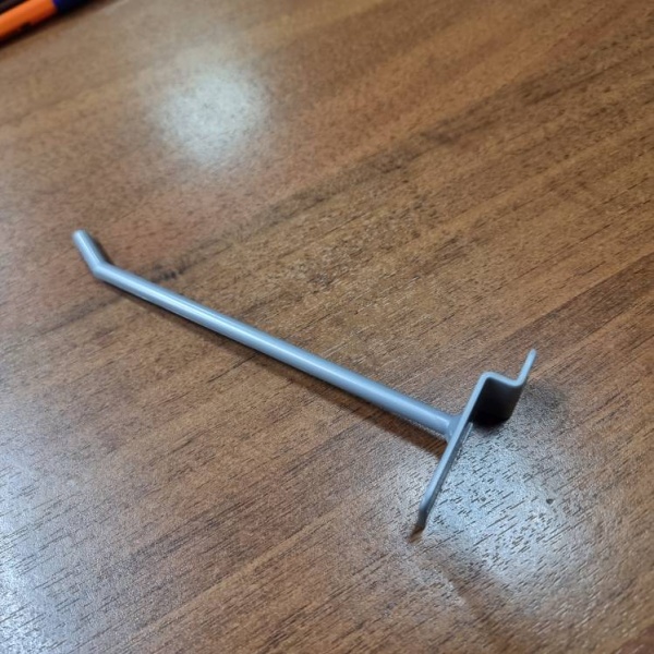 kryuchok-dlya-ekonompanelej-plastikovyj-metallik-150mm-d-5mm_01